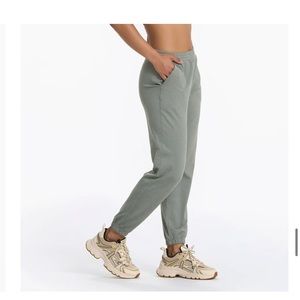 NWOT Vuori Boyfriend Jogger